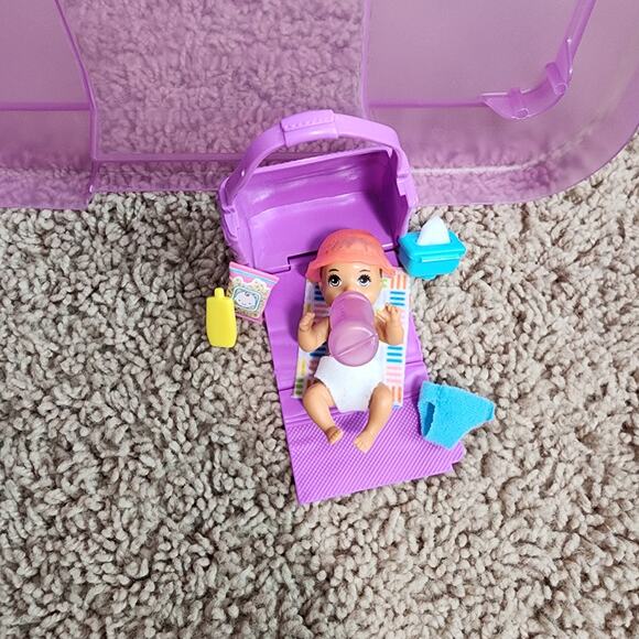 Barbie Skipper Babysitters Inc. Feeding and Changing Playset - Picture 3 of 6